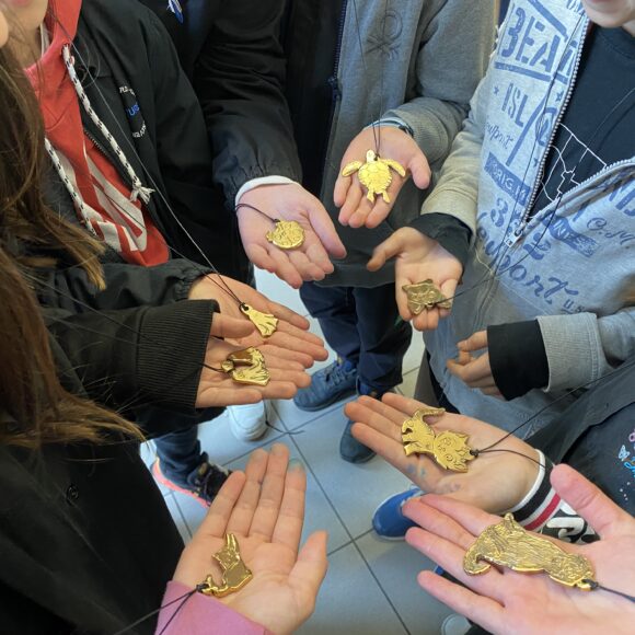 L’ARTE DEL GIOIELLO A SCUOLA: CONSEGNATI AI BAMBINI I GIOIELLI DA LORO STESSI DISEGNATI E REALIZZATI